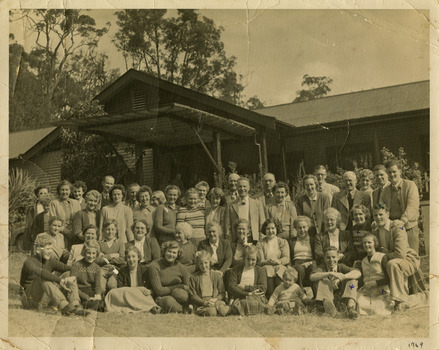 A black and white photograph of an unknown group of people at the front of Mount Kitchener House in Marysville. The photograph was taken in 1949.