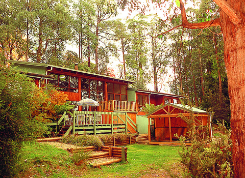 A colour photograph of one of the lodges at Nanda Binya Lodge in Marysville.