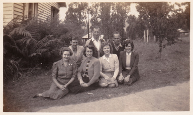 A black and white photograph of an unknown group of people sitting on the lawn at Roseleigh guest house in Marysville. The photograph was taken in about 1944.