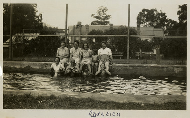 A black and white photograph of an unknown group of people at the swimming pool at Roseleigh in Marysville. The photograph was taken in 1954.