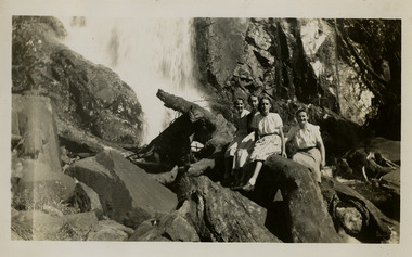 A black and white photograph of an unknown group of ladies at Steavenson Falls in Marysville. The photograph was taken in 1954 whilst the group was staying at Roseleigh in Marysville.