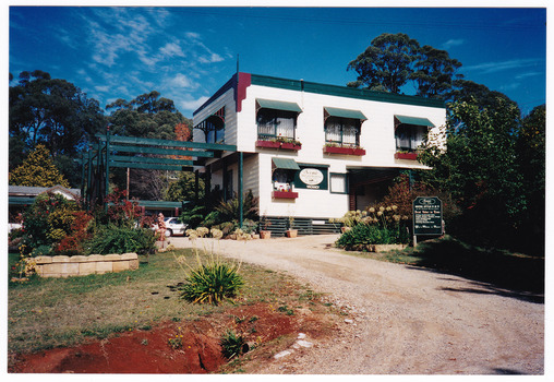 A colour photograph of the Scenic Motel in Marysville. The photograph was taken in May 2000.