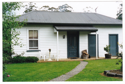A colour photograph of one of the cottages at St Fillan B&B Cottages in Narbethong.