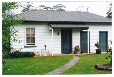 A colour photograph of one of the cottages at St Fillan B&B Cottages in Narbethong.