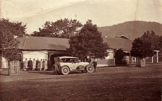 A copy of a black and white photograph taken at The Falls guest house in Marysville. The original photograph was taken in the 1920s.