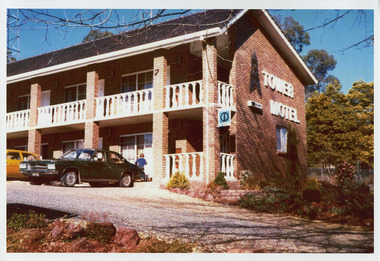 A colour photograph of the Tower Motel in Marysville.