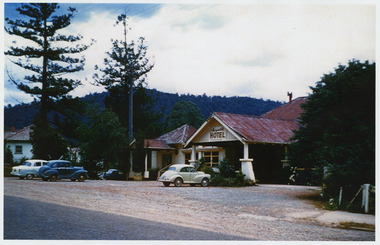 A colour photograph of the Marysville Hotel in Marysville.