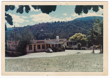 A colour photograph of the Marysville Hotel in Marysville.
