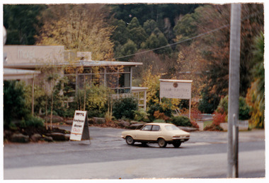 A colour photograph of the Marysville Hotel in Marysville.