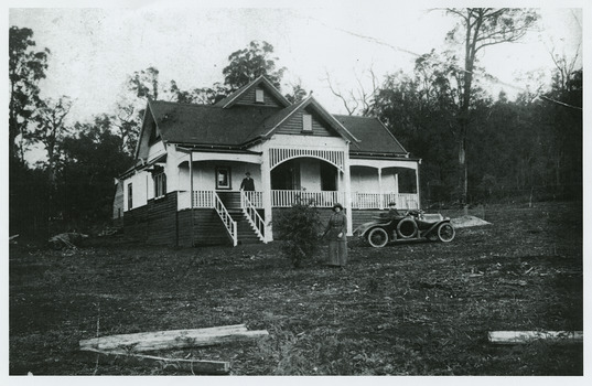 A black and white photograph of Kooringa in Marysville. Frederick Webb commissioned the Cuzens Brothers to build his private house, 'Kooringa' in Sedgewick Street, Marysville in 1914.