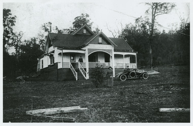 A black and white photograph of Kooringa in Marysville. Frederick Webb commissioned the Cuzens Brothers to build his private house, 'Kooringa' in Sedgewick Street, Marysville in 1914.