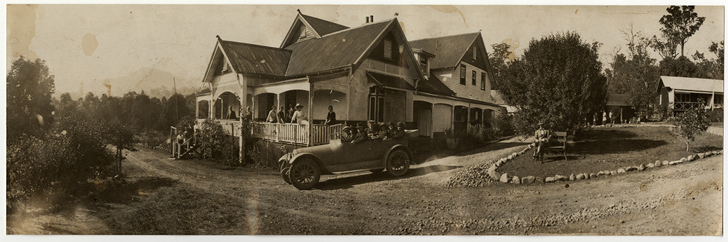 A black and white photograph of Kooringa in Marysville. Frederick Webb commissioned the Cuzens Brothers to build his private house, 'Kooringa' in Sedgewick Street, Marysville in 1914.