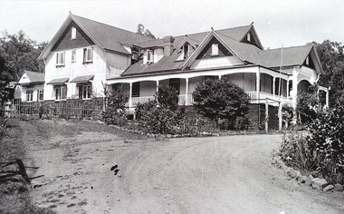 A copy of a black and white photograph of Kooringa in Marysville. Frederick Webb commissioned the Cuzens Brothers to build his private house, 'Kooringa' in Sedgewick Street, Marysville in 1914.