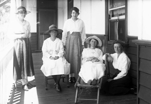 A digital copy of a black and white photograph of a group of guests who were staying at Kooringa guest house in Marysville. The original house was built in 1914 for Frederick Webb by the Cuzens Brothers. The original photograph was taken in the 1930s.
