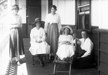 A digital copy of a black and white photograph of a group of guests who were staying at Kooringa guest house in Marysville. The original house was built in 1914 for Frederick Webb by the Cuzens Brothers. The original photograph was taken in the 1930s.