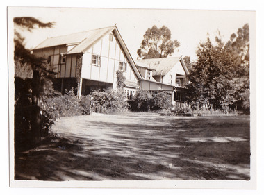 A black and white photograph of Kooringa guest house in Marysville. The original house was built in 1914 for Frederick Webb by the Cuzens Brothers. The photograph was taken in 1946.