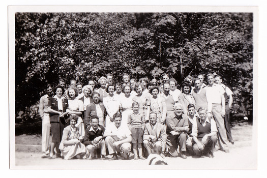 A black and white photograph of an unknown group of guests who were staying at Kooringa Guest House in Marysville.