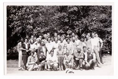 A black and white photograph of an unknown group of guests who were staying at Kooringa Guest House in Marysville.