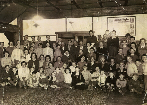A copy of a black and white photograph of an unknown group of adults and children at Kooringa Guest House in Marysville.