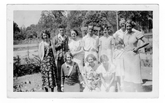 A digital copy of a black and white photograph of a unknown group of people at Kooringa Guest House in Marysville.