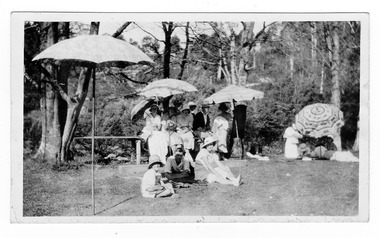 A digital copy of a black and white photograph of a group of unknown guests at Kooringa Guest House in Marysville.