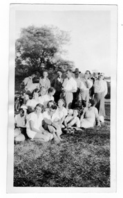 A digital copy of a black and white photograph of an unknown group of guests staying at Kooringa Guest House in Marysville.