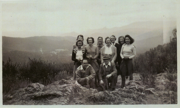 A copy of a black and white photograph of an unknown group of people staying at Kooringa Guest House in Marysville. The original photograph was taken in 1947.
