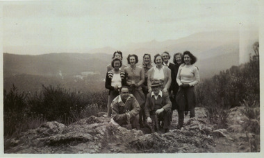 A copy of a black and white photograph of an unknown group of people staying at Kooringa Guest House in Marysville. The original photograph was taken in 1947.