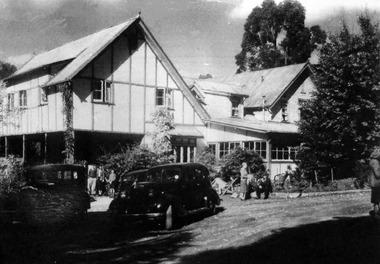 A digital copy of a black and white photograph of Kooringa Guest House in Marysville. The original photograph was taken in the 1940s.