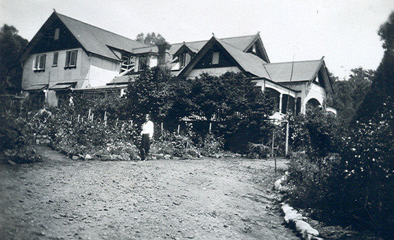 A digital copy of a black and white photograph of Kooringa Guest House in Marysville. The original photograph was taken in 1948.
