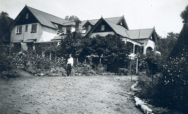 A digital copy of a black and white photograph of Kooringa Guest House in Marysville. The original photograph was taken in 1948.