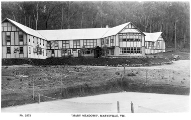 A digital copy of a black and white postcard of Mary Meadows guest house in Marysville. The postcard was produced by the Rose Stereograph Company as a souvenir of Marysville.