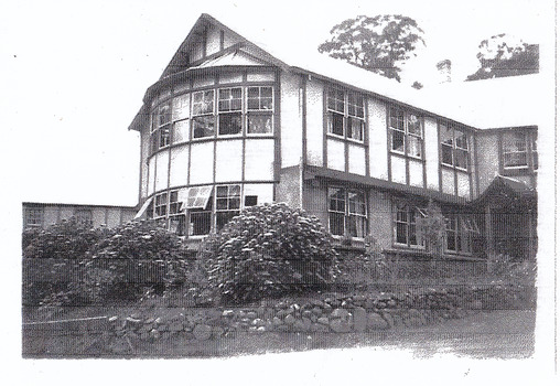 A black and white photograph of Mary Meadows guest house in Marysville. Mary-Meadows was part of the Mary Chain of guest houses built by Eric Dowdle and was locally known as The Golf House. It later became El Kanah. The photograph was taken in 1947.