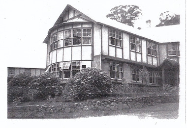 A black and white photograph of Mary Meadows guest house in Marysville. Mary-Meadows was part of the Mary Chain of guest houses built by Eric Dowdle and was locally known as The Golf House. It later became El Kanah. The photograph was taken in 1947.