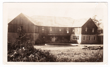 A black and white photograph of Mary-Lyn Guest House in Marysville. Mary-Lyn was part of the Mary Chain of guest houses built by Eric Dowdle in the Depression years. The photograph was taken in 1935.
