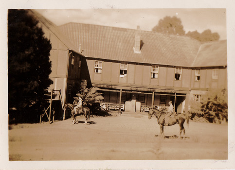 A black and white photograph of Mary-Lyn Guest House in Marysville. Mary-Lyn was part of the Mary Chain of guest houses built by Eric Dowdle in the Depression years. The photograph was taken in 1949 and is a view of the rear of the main building with two people on horse back out the front.
