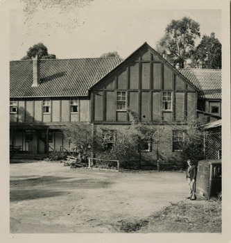 A black and white photograph of Mary-Lyn Guest House in Marysville. Mary-Lyn was part of the Mary Chain of guest houses built by Eric Dowdle in the Depression years. The photograph if of the front facade of the main building.
