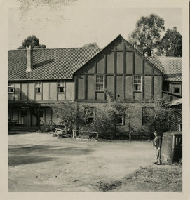 A black and white photograph of Mary-Lyn Guest House in Marysville. Mary-Lyn was part of the Mary Chain of guest houses built by Eric Dowdle in the Depression years. The photograph if of the front facade of the main building.