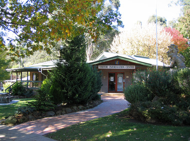 A colour photograph of the Visitor Information Centre in Marysville in Victoria. In the right of the photograph can be seen a sculpture of a man with a small boy on his shoulders "looking at the view".