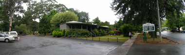 Shows the Marysville Visitor Information Centre. Shows the adjacent car park and the sign to Galipolli Park.