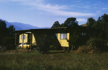 Shows one of the cottages at Amber View Cottages in Marysville. Shows a weatherboard building with a carport out the front.