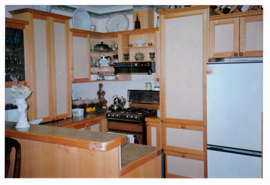 Shows a photograph of the kitchen in the cottage at Arbor Green Galleries and Cottage in Marysville.