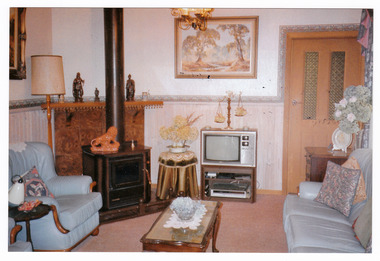 Shows a photograph of the sitting room in the cottage at Arbor Green Galleries and Cottage in Marysville.