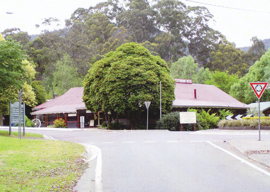 A colour photograph of The Crossways in Marysville.