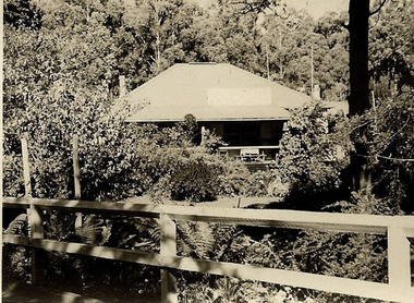 A digital copy of a black and white photograph of The Crossways in Marysville circa 1948.