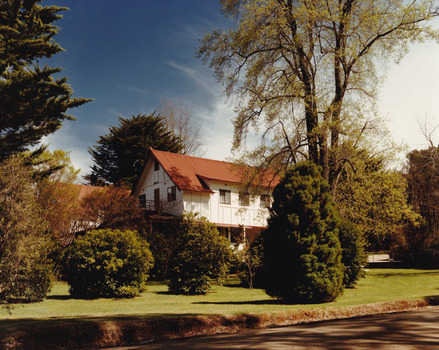 A colour photograph of Kooringa Guest House in Marysville.