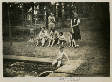 A black and white photograph of an unknown group of people at the swimming pool at Roseleigh in Marysville. The photograph was taken in 1954.