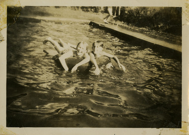 A black and white photograph of an unknown pair of children in the swimming pool at Roseleigh in Marysville. The photograph was taken in 1954.