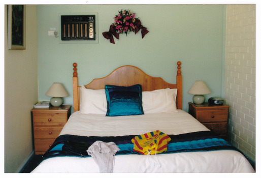 A colour photograph of a guest's room at the Scenic Motel in Marysville.