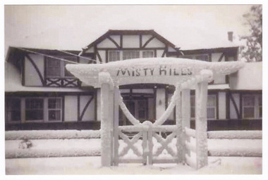 A copy of a black and white photograph of Misty Hills Guest House in Narbethong in Victoria.